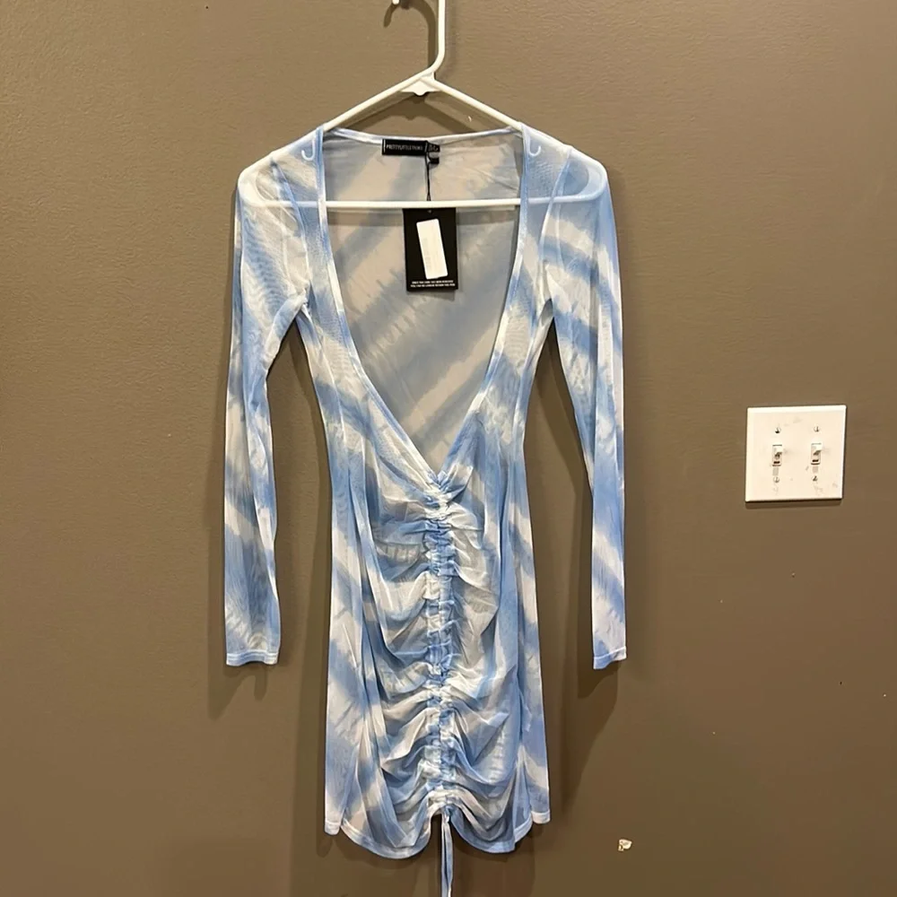BOGO SALE 🎉 Pretty little thing Blue tie dye mesh ruched dress NWT sz 4 - Picture 2 of 3